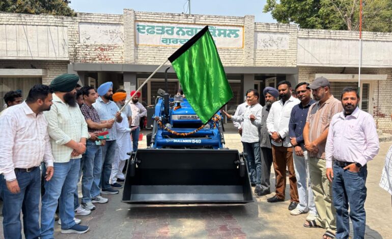 ਕੌਂਸਲ ਨੇ ਸ਼ਹਿਰ ਤੋਂ ਕੂੜਾ ਚੁੱਕਣ ਲਈ ਖਰੀਦਿਆ ਲੋਡਰ ਟਰੈਕਟਰ