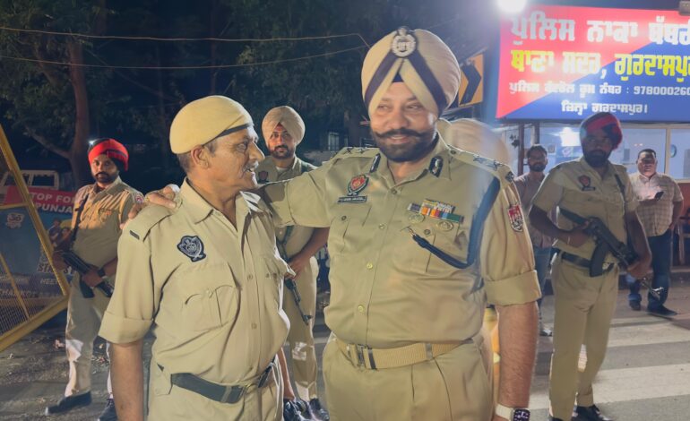 ਗੁਰਦਾਸਪੁਰ ਪੁਲਿਸ ਨੇ ਚਲਾਇਆ ਆਪਰੇਸ਼ਨ ਸਤਰਕ, ਰਾਤ ਦੌਰਾਨ ਸੰਵੇਦਨਸ਼ੀਲ ਥਾਵਾਂ ਤੇ ਕੀਤੀ ਜਾਂਚ