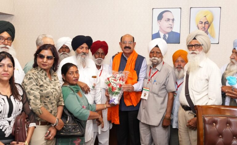 ਮੋਹਿੰਦਰ ਭਗਤ ਨੇ ਆਜ਼ਾਦੀ ਘੁਲਾਟੀਆਂ ਦੇ ਪਰਿਵਾਰਾਂ ਦੀਆਂ ਮੁਸਕਿਲਾਂ ਸੁਣੀਆਂ,  ਵਾਜਿਬ ਮੰਗਾਂ ਨੂੰ ਤੁਰੰਤ ਹੱਲ ਕਰਨ ਲਈ ਅਧਿਕਾਰੀਆਂ ਨੂੰ ਦਿੱਤੇ ਨਿਰਦੇਸ਼