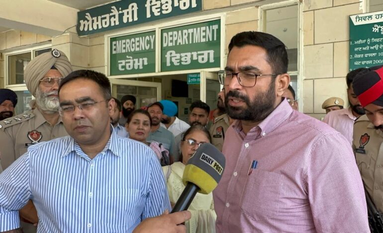 ਸਰਕਾਰੀ ਹਸਪਤਾਲ ਗੁਰਦਾਸਪੁਰ ‘ਚ ਗੁੰਡਾਗਰਦੀ, ਹਸਪਤਾਲ ਸਟਾਫ ‘ਚ ਡਰ ਦਾ ਮਾਹੌਲ: ਸਿਹਤ ਮੰਤਰੀ ਡਾ: ਬਲਬੀਰ ਸਿੰਘ ਨੇ ਦੋਸ਼ੀਆਂ ਖਿਲਾਫ ਸਖਤ ਕਾਨੂੰਨੀ ਕਾਰਵਾਈ ਕਰਨ ਦੇ ਦਿੱਤੇ ਨਿਰਦੇਸ਼