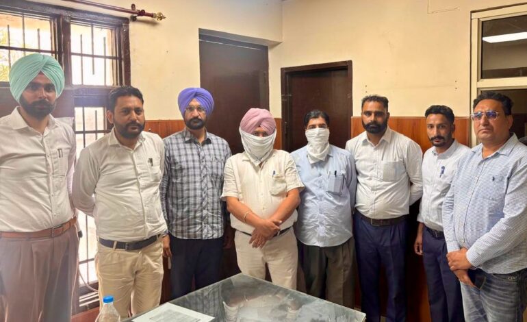 5000 ਰੁਪਏ ਰਿਸ਼ਵਤ ਲੈਂਦਾ ਨਾਇਬ ਤਹਿਸੀਲਦਾਰ ਤੇ ਪਟਵਾਰੀ ਵਿਜੀਲੈਂਸ ਬਿਊਰੋ ਵੱਲੋਂ ਰੰਗੇ ਹੱਥੀਂ ਗ੍ਰਿਫ਼ਤਾਰ