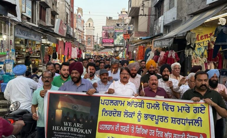 ਪਹਿਲਗਾਮ ਵਿੱਚ ਸੈਲਾਨੀਆਂ ‘ਤੇ ਹੋਏ ਭਿਆਨਕ ਹਮਲੇ ਦੇ ਰੋਸ ਵਜੋਂ ਆਪ ਆਗੂਆਂ ਵੱਲੋਂ ਗੁਰਦਾਸਪੁਰ ਸ਼ਹਿਰ ਵਿੱਚ ਕੈਂਡਲ ਮਾਰਚ