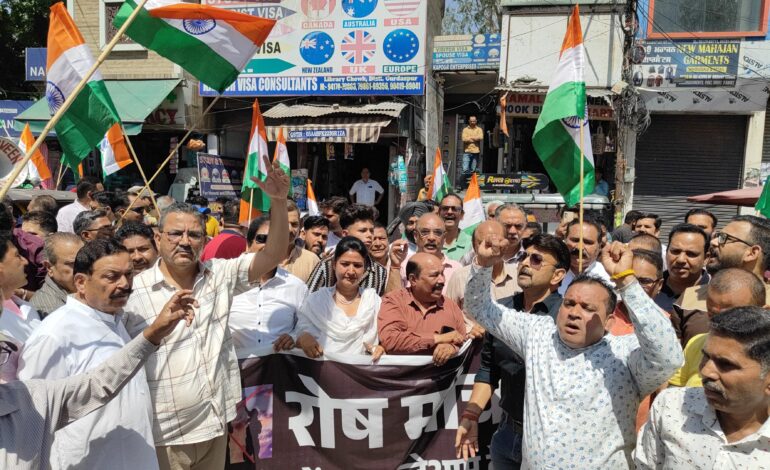 ਪਾਕਿਸਤਾਨ ਅਤੇ ਅੱਤਵਾਦ ਦੇ ਖਿਲਾਫ਼ ਗੁਰਦਾਸਪੁਰ ਸ਼ਹਿਰ  ਨਿਵਾਸੀਆਂ ਨੇ ਹੱਲਾ ਬੋਲਿਆ