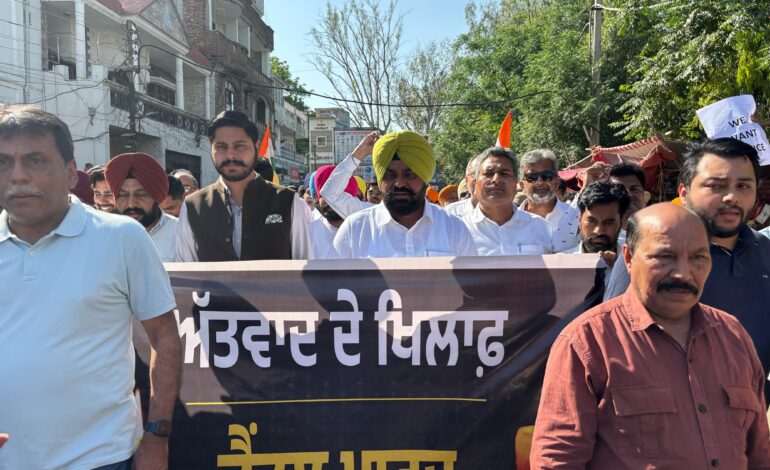 ਪਹਿਲਗਾਮ ਵਿੱਚ ਸੈਲਾਨੀਆਂ ‘ਤੇ ਹੋਏ ਅੱਤਵਾਦੀ ਹਮਲੇ ਦੇ ਰੋਸ ਵਜੋਂ ਵਿਧਾਇਕ ਸ਼ੈਰੀ ਕਲਸੀ ਤੇ ਗੁਰਦੀਪ ਸਿੰਘ ਰੰਧਾਵਾ ਦੀ ਅਗਵਾਈ ਹੇਠ ਆਪ ਵੱਲੋਂ ਗੁਰਦਾਸਪੁਰ ਸ਼ਹਿਰ ਵਿੱਚ ਰੋਸ ਮਾਰਚ