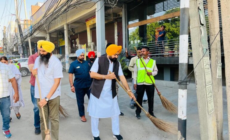 ‘ਆਪ’ ਸਰਕਾਰ ਦੀ ਮੈਗਾ ਸਫਾਈ ਮੁਹਿੰਮ; ਵਿਧਾਇਕਾਂ, ਮੰਤਰੀਆਂ ਅਤੇ ਵਲੰਟੀਅਰਾਂ ਨੇ ਸ਼ਹਿਰ ਨੂੰ ਸਾਫ਼-ਸੁਥਰਾ ਬਣਾਉਣ ਲਈ ਮਿਲਾਇਆ ਹੱਥ