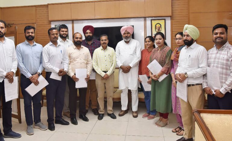 ਵਿੱਤ ਮੰਤਰੀ ਹਰਪਾਲ ਸਿੰਘ ਚੀਮਾ ਨੇ 11 ਨਵ-ਨਿਯੁਕਤ ਸੈਕਸ਼ਨ ਅਫਸਰਜ਼ ਨੂੰ ਨਿਯੁਕਤੀ ਪੱਤਰ ਸੌਂਪੇ