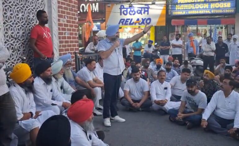 ਮਿਲਕ ਪਲਾਂਟ ਗੁਰਦਾਸਪੁਰ ਦੇ ਚੇਅਰਮੈਨ ਖਿਲਾਫ ਮਾਮਲਾ ਦਰਜ, ਕਾਂਗਰਸੀਆਂ ਨੇ ਹਨੂੰਮਾਨ ਚੌਕ ‘ਤੇ ਧਰਨਾ ਦਿੱਤਾ