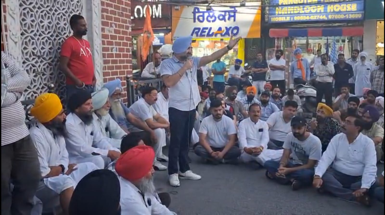 ਮਿਲਕ ਪਲਾਂਟ ਗੁਰਦਾਸਪੁਰ ਦੇ ਚੇਅਰਮੈਨ ਖਿਲਾਫ ਮਾਮਲਾ ਦਰਜ, ਕਾਂਗਰਸੀਆਂ ਨੇ ਹਨੂੰਮਾਨ ਚੌਕ ‘ਤੇ ਧਰਨਾ ਦਿੱਤਾ