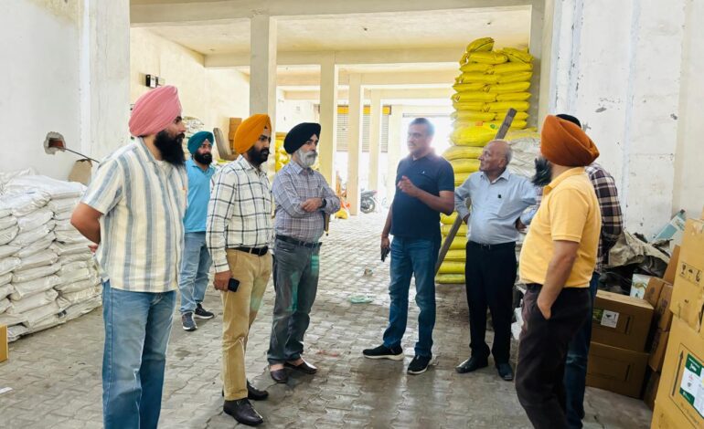 ਖੇਤੀਬਾੜੀ ਵਿਭਾਗ ਦੀ ਜ਼ਿਲਾ ਪੱਧਰੀ ਟੀਮ ਵੱਲੋਂ ਵੱਖ ਵੱਖ  ਕੀਟਨਾਸ਼ਕ ਅਤੇ  ਖਾਦਾਂ ਵਿਕਰੇਤਾਵਾਂ ਦੀਆਂ ਦੁਕਾਨਾਂ ਤੋਂ ਖਾਦਾਂ ਅਤੇ ਕੀਟ ਨਾਸ਼ਕਾਂ ਦੇ ਨਮੂਨੇ ਭਰੇ