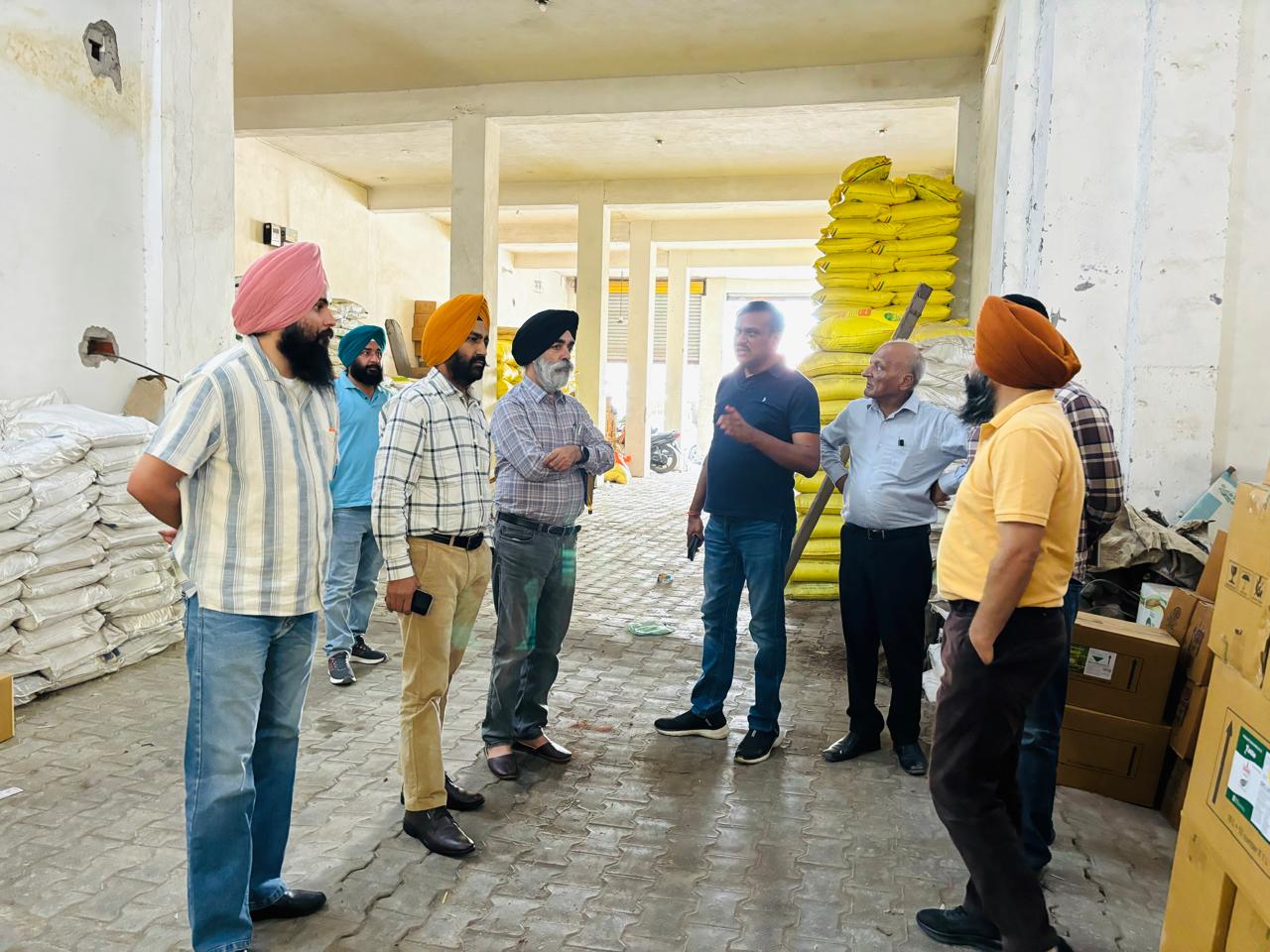 ਖੇਤੀਬਾੜੀ ਵਿਭਾਗ ਦੀ ਜ਼ਿਲਾ ਪੱਧਰੀ ਟੀਮ ਵੱਲੋਂ ਵੱਖ ਵੱਖ  ਕੀਟਨਾਸ਼ਕ ਅਤੇ  ਖਾਦਾਂ ਵਿਕਰੇਤਾਵਾਂ ਦੀਆਂ ਦੁਕਾਨਾਂ ਤੋਂ ਖਾਦਾਂ ਅਤੇ ਕੀਟ ਨਾਸ਼ਕਾਂ ਦੇ ਨਮੂਨੇ ਭਰੇ