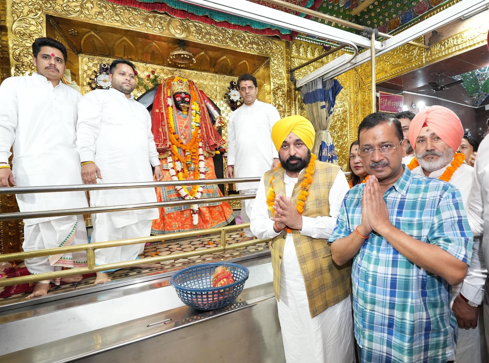 ਅਰਵਿੰਦ ਕੇਜਰੀਵਾਲ ਅਤੇ ਭਗਵੰਤ ਮਾਨ ਨੇ ਕਾਲੀ ਮਾਤਾ ਮੰਦਰ ਵਿਖੇ ਮੱਥਾ ਟੇਕਿਆ