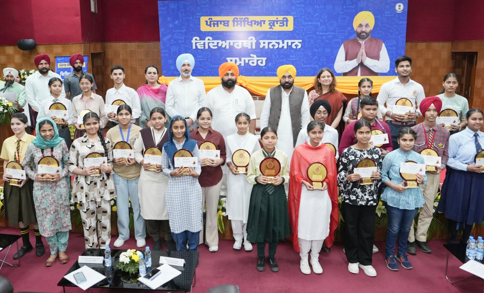 ਹਵਾਈ ਸਫ਼ਰ ਰਾਹੀਂ ਵਿੱਦਿਅਕ ਟੂਰ ਲਾਉਣਗੇ ਸਰਕਾਰੀ ਸਕੂਲਾਂ ਦੇ ਹੋਣਹਾਰ ਵਿਦਿਆਰਥੀ- ਮੁੱਖ ਮੰਤਰੀ ਨੇ ਕੀਤਾ ਐਲਾਨ