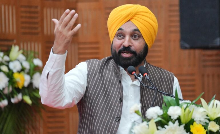 ਮੁੱਖ ਮੰਤਰੀ ਵੱਲੋਂ ਮੋਹਾਲੀ ਦੇ ਸਬ ਰਜਿਸਟਰਾਰ ਦਫ਼ਤਰ ਦੀ ਅਚਨਚੇਤ ਚੈਕਿੰਗ