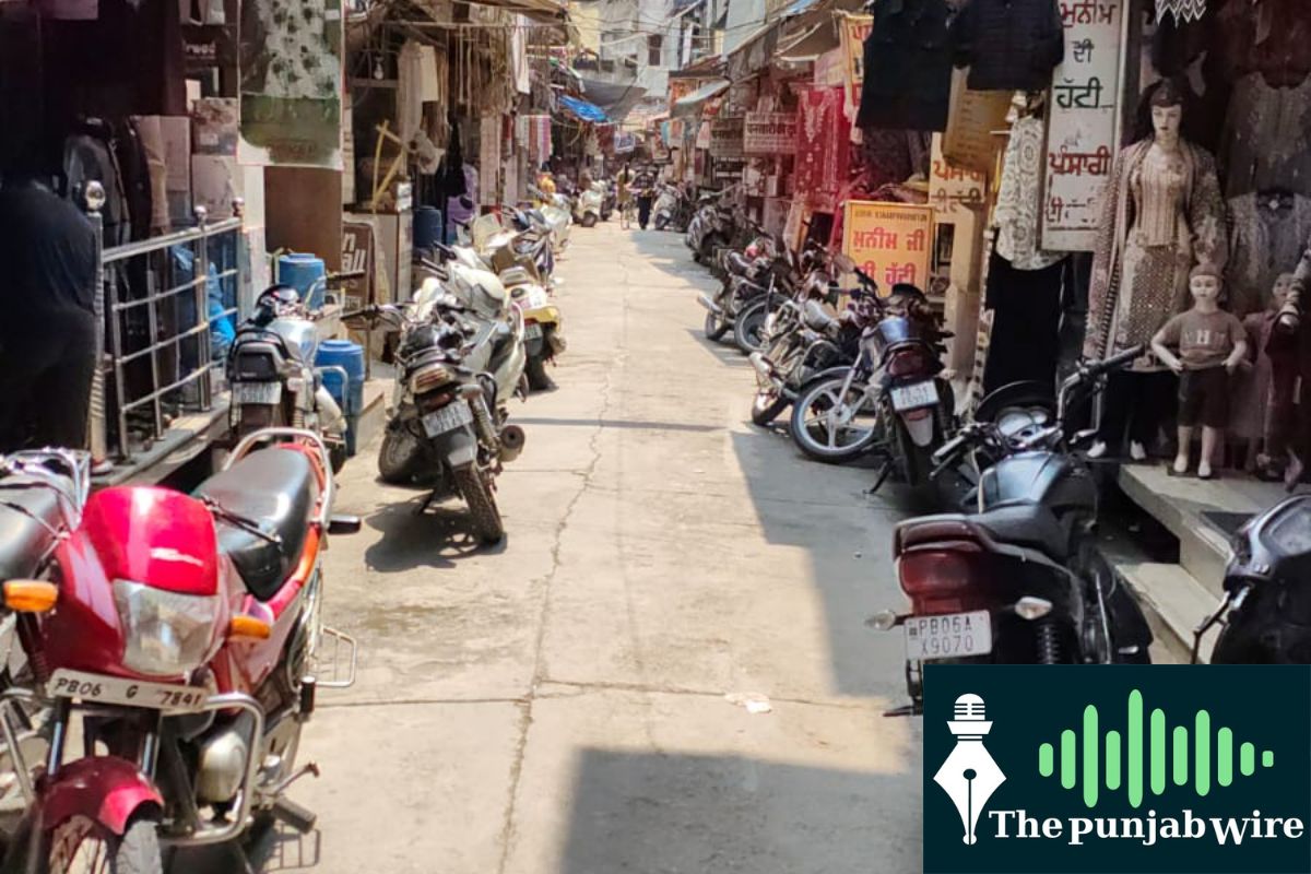 ਸਰਹੱਦੀ ਖੇਤਰਾਂ ‘ਚ ਸਹਿਮ ਪਰ ਹੌਂਸਲੇ ਬੁਲੰਦ: ਗੁਰਦਾਸਪੁਰ ‘ਚ ਰਾਸ਼ਨ ਦੀ ਮਾਰਾਮਾਰੀ, ਸਕੂਲ ਬੰਦ, ਬਾਜ਼ਾਰ ਸੁੰਨੇ