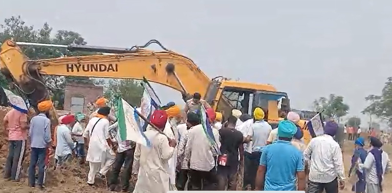 ਭਾਰਤ ਮਾਲਾ ਸੜਕ ਪ੍ਰੋਜੈਕਟ ਤਹਿਤ ਪ੍ਰਸ਼ਾਸਨ ਨੇ ਪੁਲਿਸ ਦੀ ਮਦਦ ਨਾਲ ਲਿਆ ਜ਼ਮੀਨ ਦਾ ਕਬਜ਼ਾ