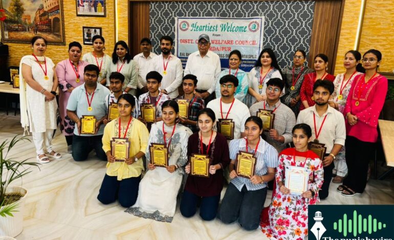 ਬੱਚਿਆਂ ਦੇ ਭਵਿੱਖ ਦੀ ਨੀਂਹ ਰੱਖਣ ਵਾਲੇ: ਰੋਮੇਸ਼ ਮਹਾਜਨ ਦੀ ਅਗਵਾਈ ‘ਚ DCWC ਵੱਲੋਂ ਮਿਹਨਤੀ ਵਿਦਿਆਰਥੀਆਂ ਨੂੰ ਸਨਮਾਨ