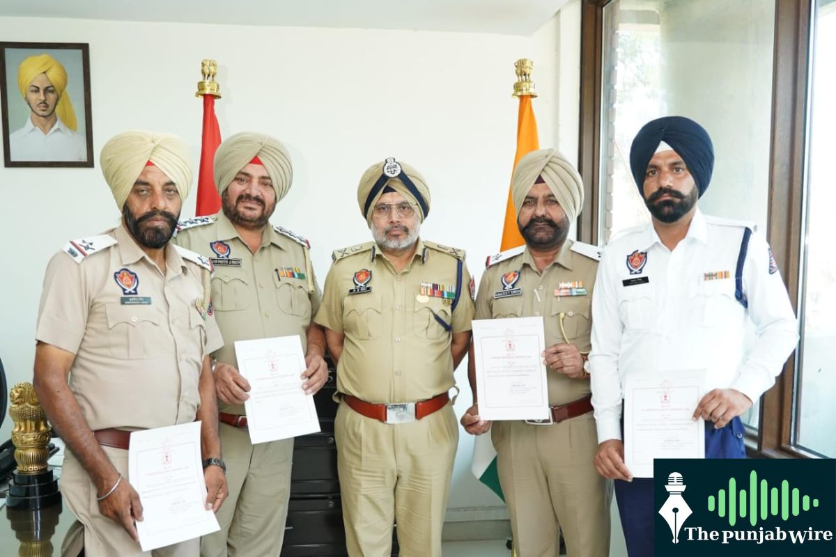ਟਰੈਫਿਕ ਨਿਯਮਾਂ ਦੀ ਉਲੰਘਣਾ ਕਰਨ ਵਾਲਿਆਂ ਨਾਲ ਨਿਮਰਤਾ ਨਾਲ ਪੇਸ਼ ਆਉਣ ਲਈ ਪੰਜਾਬ ਪੁਲਿਸ ਦੇ ਟਰੈਫਿਕ ਪੁਲਿਸ ਮੁਲਾਜ਼ਮਾਂ ਦਾ ਸਨਮਾਨ