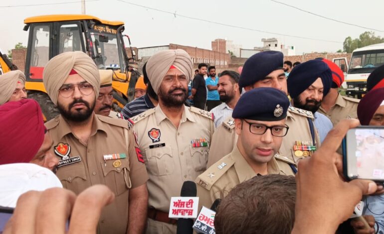 ‘ਯੁੱਧ ਨਸ਼ਿਆਂ ਵਿਰੁੱਧ’ ਮੁਹਿੰਮ ਤਹਿਤ ਬਟਾਲਾ ਪੁਲਿਸ ਨੇ ਕਾਦੀਆਂ ਵਿਖੇ ਵਰ੍ਹਦੇ ਮੀਂਹ ‘ਚ ਨਸ਼ਾ ਤਸਕਰ ਦੀ ਨਾਜਾਇਜ਼ ਉਸਾਰੀ ਕੋਠੀ ਢਾਹੀ