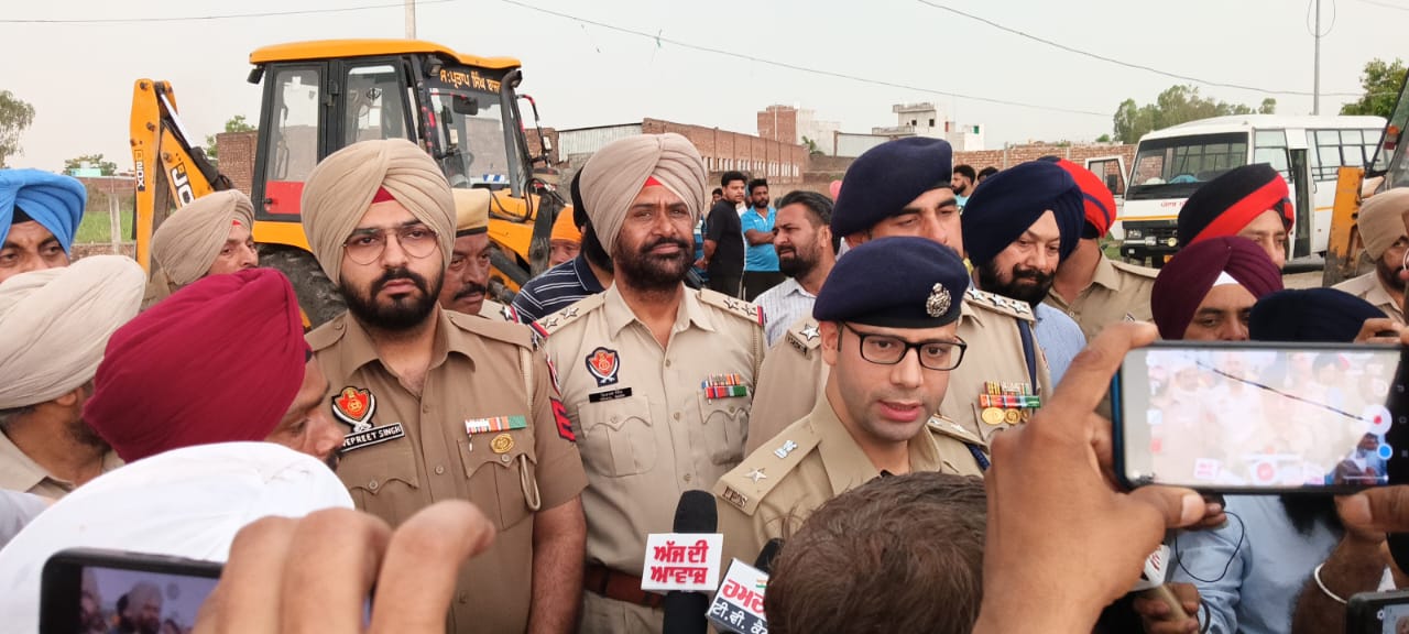 ‘ਯੁੱਧ ਨਸ਼ਿਆਂ ਵਿਰੁੱਧ’ ਮੁਹਿੰਮ ਤਹਿਤ ਬਟਾਲਾ ਪੁਲਿਸ ਨੇ ਕਾਦੀਆਂ ਵਿਖੇ ਵਰ੍ਹਦੇ ਮੀਂਹ ‘ਚ ਨਸ਼ਾ ਤਸਕਰ ਦੀ ਨਾਜਾਇਜ਼ ਉਸਾਰੀ ਕੋਠੀ ਢਾਹੀ