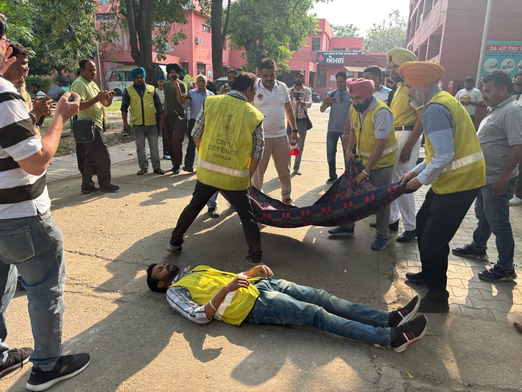 ਬਟਾਲਾ ‘ਚ ਵਿੱਚ ਹੋਈ ਮੌਕ ਡਰਿਲ- ਹਵਾਈ ਹਮਲੇ ਸਮੇਂ ਆਪਣੇ ਆਪ ਨੂੰ ਕਿਵੇਂ ਸੁਰੱਖਿਅਤ ਰੱਖਣਾ ਹੈ ਇਸ ਦਾ ਹੋਇਆ ਅਭਿਆਸ