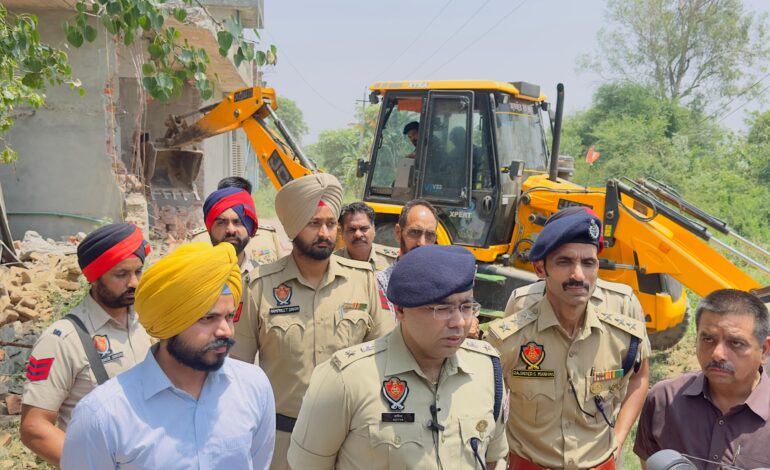 ਡੀਡਾ ਸਾਂਸੀਆਂ ਵਿਖੇ ਨਹਿਰੀ ਵਿਭਾਗ ਦੀ ਜ਼ਮੀਨ ‘ਤੇ ਨਸ਼ਾ ਤਸਕਰਾਂ ਵੱਲੋਂ ਨਾਜਾਇਜ਼ ਕਬਜ਼ਾ ਕਰਕੇ ਬਣਾਏ 2 ਘਰਾਂ ‘ਤੇ ਹੋਈ ਬੁਲਡੋਜ਼ਰ ਕਾਰਵਾਈ