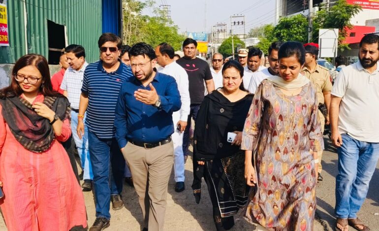 ਡਾ. ਰਵਜੋਤ ਸਿੰਘ ਵੱਲੋਂ ਅਚਨਚੇਤ ਚੈਕਿੰਗ ਜਾਰੀ; ਸਵੇਰੇ-ਸਵੇਰੇ ਹੁਸ਼ਿਆਰਪੁਰ ਸ਼ਹਿਰ ਦੇ ਸਫ਼ਾਈ ਪ੍ਰਬੰਧਾਂ ਦਾ ਜਾਇਜ਼ਾ ਲਿਆ