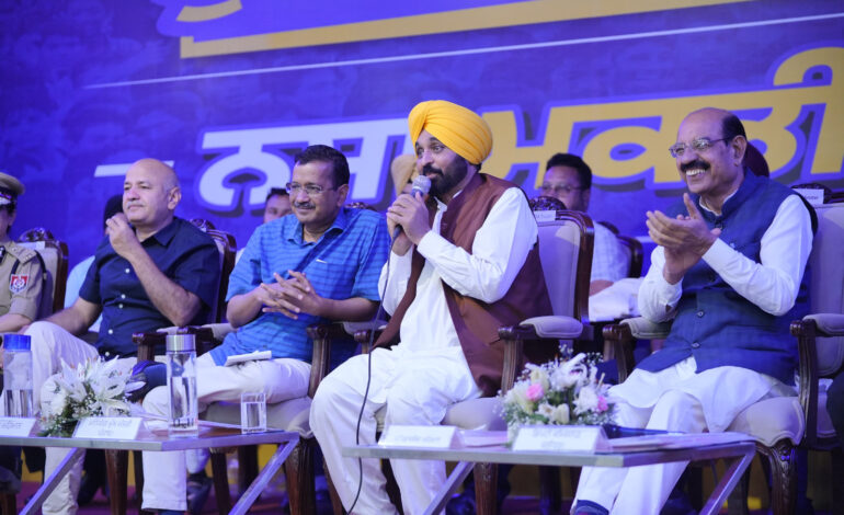 ਭਗਵੰਤ ਮਾਨ ਅਤੇ ਕੇਜਰੀਵਾਲ ਵੱਲੋਂ ਨਸ਼ਿਆਂ ਦੀ ਸਮੱਸਿਆ ਨਾਲ ਨਜਿੱਠਣ ਅਤੇ ਆਉਣ ਵਾਲੀਆਂ ਪੀੜ੍ਹੀਆਂ ਨੂੰ ਬਚਾਉਣ ਲਈ ਲੋਕਾਂ ਨੂੰ ਪਹਿਰੇਦਾਰ ਵਜੋਂ ਕੰਮ ਕਰਨ ਦੀ ਅਪੀਲ