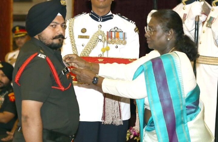 ਗੁਰਦਾਸਪੁਰ ਦੇ ਪਿੰਡ ਖਾਨ ਮਲਿਕ ਦੇ ਮੇਜਰ ਤ੍ਰਿਪਤਪ੍ਰੀਤ ਸਿੰਘ ਨੂੰ ਸ਼ੌਰਿਆ ਚੱਕਰ, ਪਿੰਡ ਵਾਪਸੀ ‘ਤੇ ਹੋਇਆ ਸ਼ਾਨਦਾਰ ਸਵਾਗਤ