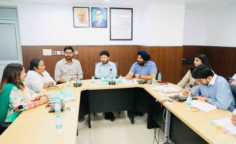 ਡਾ. ਰਵਜੋਤ ਸਿੰਘ ਨੇ ਨਗਰ ਨਿਗਮਾਂ ਦੇ ਪ੍ਰਬੰਧਾ ਦਾ ਲਿਆ ਜਾਇਜ਼ਾ; ਬਰਸਾਤਾਂ ਤੋਂ ਪਹਿਲਾਂ ਸੀਵਰੇਜ਼ਾਂ ਦੀ ਚੰਗੀ ਤਰ੍ਹਾਂ ਸਫਾਈ ਕਰਨੀ ਯਕੀਨੀ ਬਣਾਉਣ ਦੇ ਦਿੱਤੇ ਨਿਰਦੇਸ਼