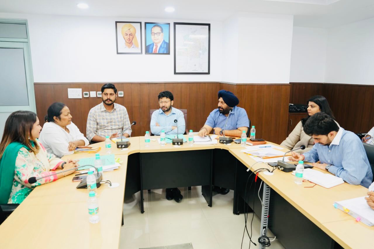 ਡਾ. ਰਵਜੋਤ ਸਿੰਘ ਨੇ ਨਗਰ ਨਿਗਮਾਂ ਦੇ ਪ੍ਰਬੰਧਾ ਦਾ ਲਿਆ ਜਾਇਜ਼ਾ; ਬਰਸਾਤਾਂ ਤੋਂ ਪਹਿਲਾਂ ਸੀਵਰੇਜ਼ਾਂ ਦੀ ਚੰਗੀ ਤਰ੍ਹਾਂ ਸਫਾਈ ਕਰਨੀ ਯਕੀਨੀ ਬਣਾਉਣ ਦੇ ਦਿੱਤੇ ਨਿਰਦੇਸ਼