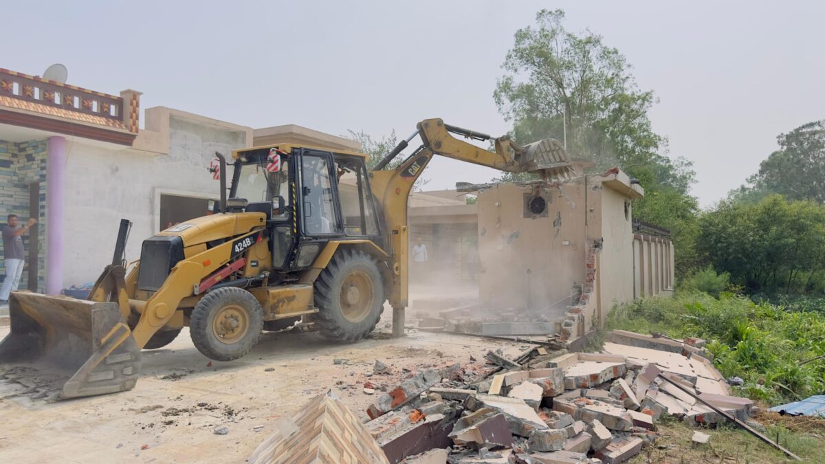 ਡੀਡਾ ਸਾਂਸੀਆਂ ਵਿਖੇ ਨਹਿਰੀ ਵਿਭਾਗ ਦੀ ਜ਼ਮੀਨ ਤੇ ਨਸ਼ਾ ਤਸਕਰ ਵੱਲੋਂ ਕੀਤੀ ਨਾਜਾਇਜ਼ ਉਸਾਰੀਤੇ ਹੋਈ ਬੁਲਡੋਜ਼ਰ ਕਾਰਵਾਈ