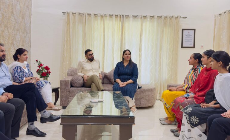 ਮੈਰਿਟ ਵਿੱਚ ਆਏ ਜ਼ਿਲ੍ਹੇ ਦੀਆਂ ਵਿਦਿਆਰਥੀਆਂ ਨੇ ‘ਇਕ ਦਿਨ ਡੀ.ਸੀ./ਐੱਸ.ਐੱਸ.ਪੀ. ਦੇ ਸੰਗ’ ਗੁਜ਼ਾਰਿਆ