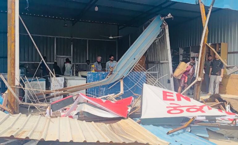 ਨਜਾਇਜ਼ ਕਬਜ਼ੇ ਦੇ ਮਾਮਲੇ ਵਿੱਚ ਤੁਰੰਤ ਕਾਰਵਾਈ; ਨਗਰ ਕੌਂਸਲ ਜ਼ੀਰਕਪੁਰ ਨੇ ਵਾਈਨ ਸ਼ਾਪ ਦੇ ਅਸਥਾਈ ਢਾਂਚੇ ਨੂੰ ਢਾਹਿਆ