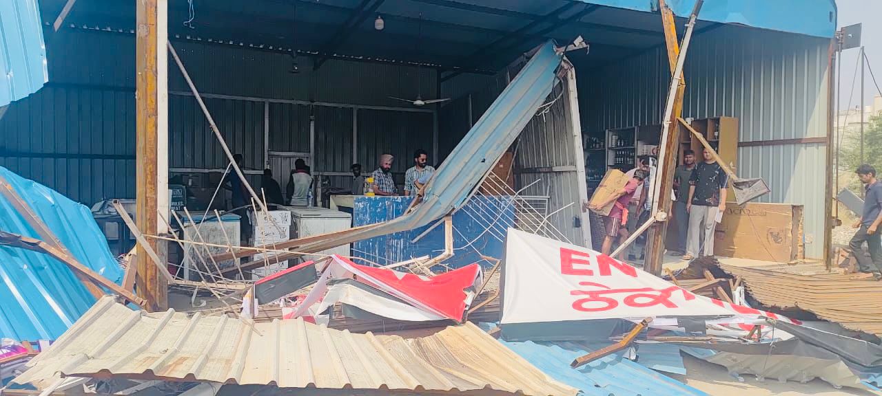 ਨਜਾਇਜ਼ ਕਬਜ਼ੇ ਦੇ ਮਾਮਲੇ ਵਿੱਚ ਤੁਰੰਤ ਕਾਰਵਾਈ; ਨਗਰ ਕੌਂਸਲ ਜ਼ੀਰਕਪੁਰ ਨੇ ਵਾਈਨ ਸ਼ਾਪ ਦੇ ਅਸਥਾਈ ਢਾਂਚੇ ਨੂੰ ਢਾਹਿਆ