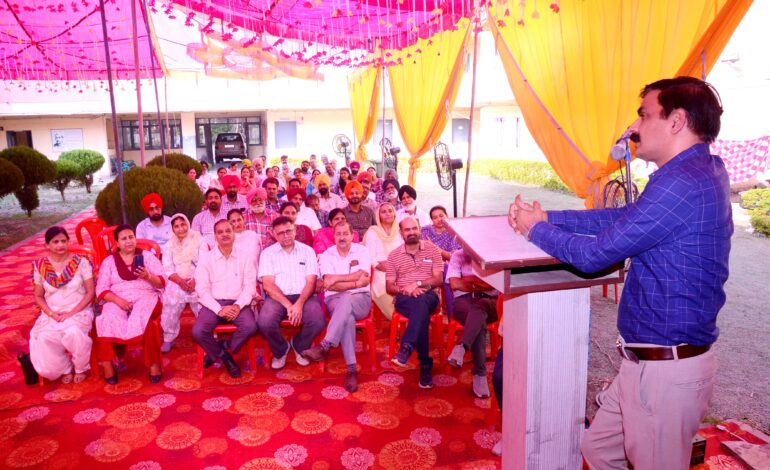 ਸਰਦਾਰ ਬੇਅੰਤ ਸਿੰਘ ਸਟੇਟ ਯੂਨੀਵਰਸਿਟੀ ਵਲੋਂ ਦਿੱਤੀ ਗਈ ਸੇਵਾ ਨਿਵ੍ਰਿੱਤ ਕਰਮਚਾਰੀਆਂ ਨੂੰ ਇੱਜ਼ਤ ਭਰੀ ਵਿਦਾਇਗੀ