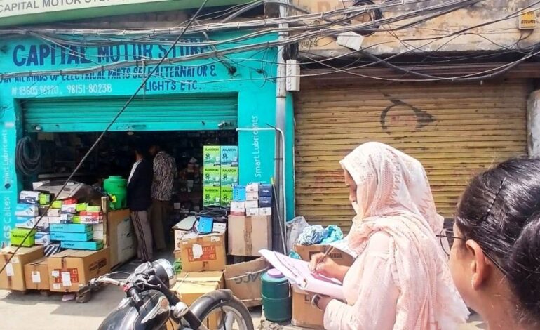 ਨਗਰ ਨਿਗਮ ਬਟਾਲਾ ਨੇ ਸ਼ਹਿਰ ਅੰਦਰ ਸਾਫ਼-ਸਫਾਈ ਰੱਖਣ ਲਈ ਅਪਣਾਇਆ ਸਖ਼ਤ ਰੁਖ਼-05 ਦੁਕਾਨਦਾਰਾਂ ਦੇ ਕੱਟੇ ਚਲਾਨ