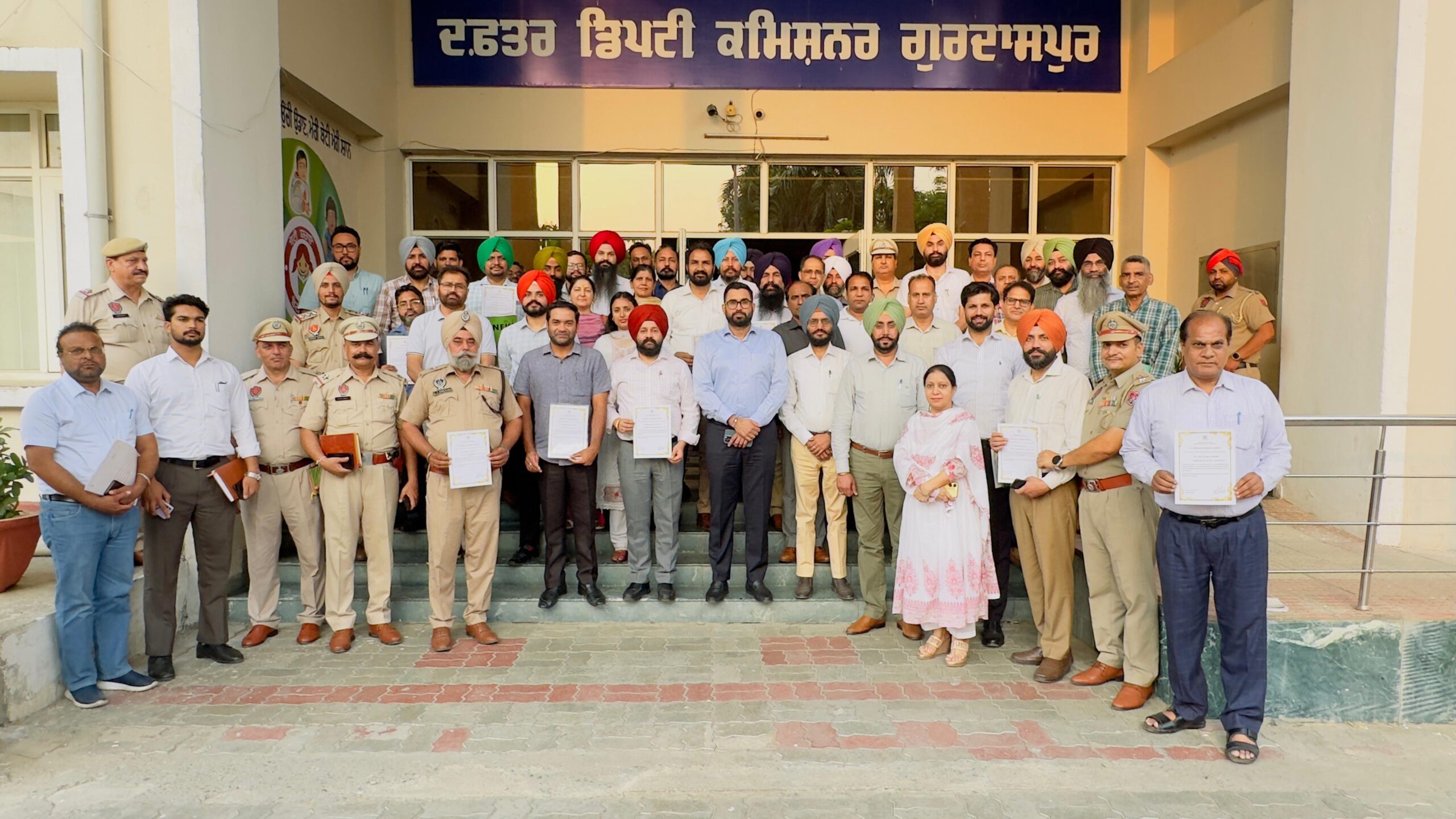 ਹੰਗਾਮੀ ਹਾਲਾਤ ਦੌਰਾਨ ਸ਼ਾਨਦਾਰ ਸੇਵਾਵਾਂ ਦੇਣ ਵਾਲੇ ਅਧਿਕਾਰੀਆਂ ਦਾ ਡਿਪਟੀ ਕਮਿਸ਼ਨਰ ਨੇ ਕੀਤਾ ਸਨਮਾਨ