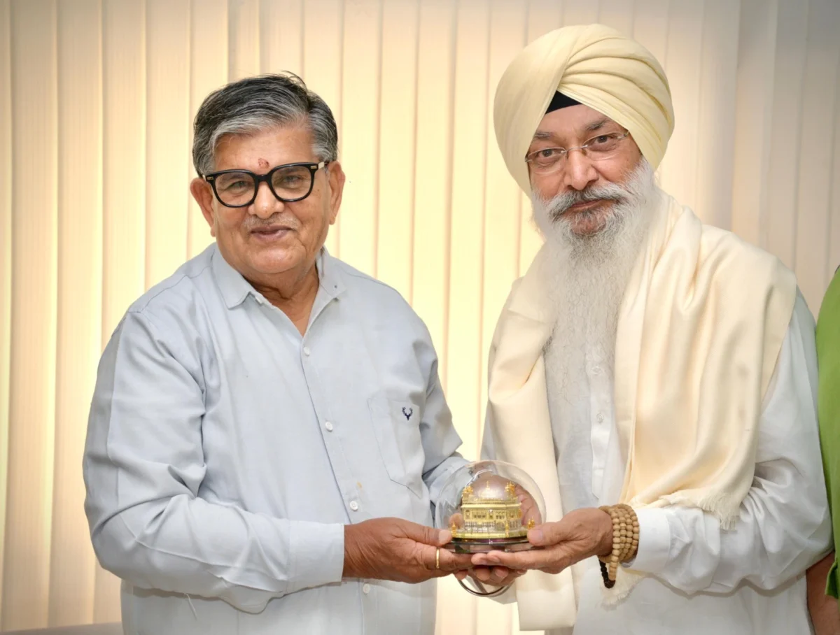 ਪੰਜਾਬ ਦੇ ਰਾਜਪਾਲ ਨੇ ਪਦਮ ਸ੍ਰੀ ਭਾਈ ਹਰਜਿੰਦਰ ਸਿੰਘ ਜੀ (ਸ੍ਰੀਨਗਰ ਵਾਲੇ) ਨੂੰ ਰਾਜ ਭਵਨ ਵਿਖੇ ਕੀਤਾ ਸਨਮਾਨਿਤ