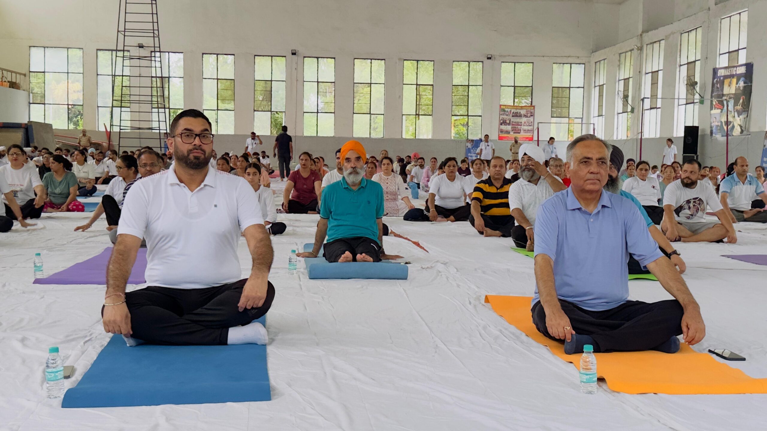 ਜਮਨੇਜ਼ੀਅਮ ਹਾਲ ਗੁਰਦਾਸਪੁਰ ਵਿਖੇ ਮਨਾਇਆ ਗਿਆ ਜ਼ਿਲ੍ਹਾ ਪੱਧਰੀ ਯੋਗ ਸਮਾਗਮ