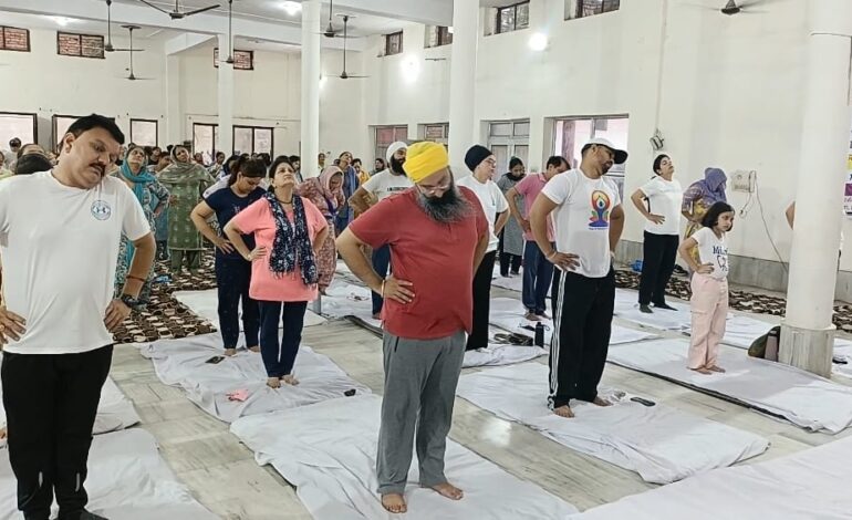 ਧਾਰੀਵਾਲ ਦੇ ਮੋਨੀ ਮੰਦਿਰ ਨੇੜੇ ਗਾਂਧੀ ਗਰਾਊਂਡ ਵਿਖੇ ਮਨਾਇਆ ਗਿਆ ਅੰਤਰਰਾਸ਼ਟਰੀ ਯੋਗ ਦਿਵਸ