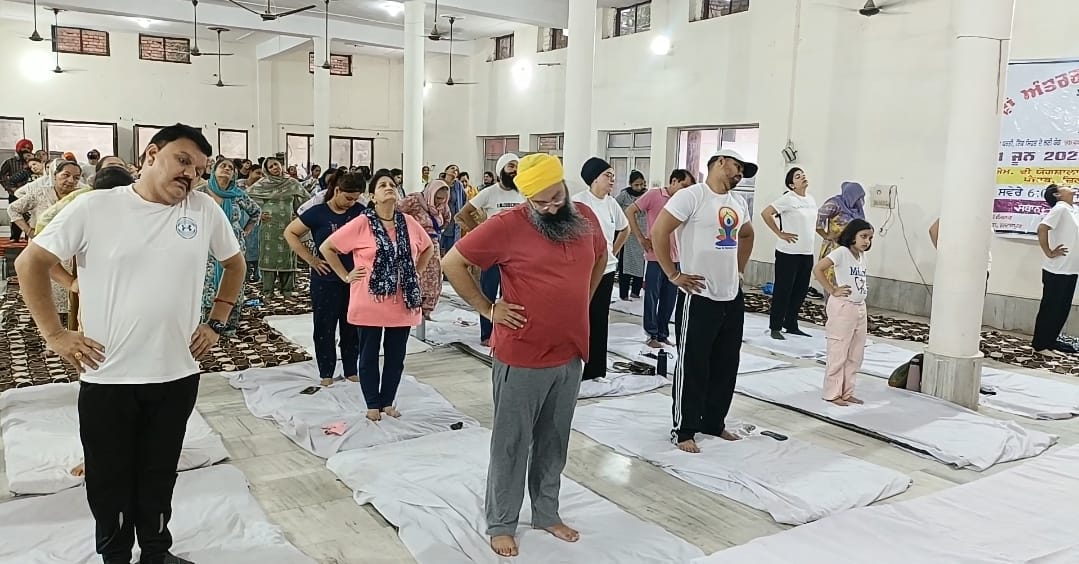 ਧਾਰੀਵਾਲ ਦੇ ਮੋਨੀ ਮੰਦਿਰ ਨੇੜੇ ਗਾਂਧੀ ਗਰਾਊਂਡ ਵਿਖੇ ਮਨਾਇਆ ਗਿਆ ਅੰਤਰਰਾਸ਼ਟਰੀ ਯੋਗ ਦਿਵਸ
