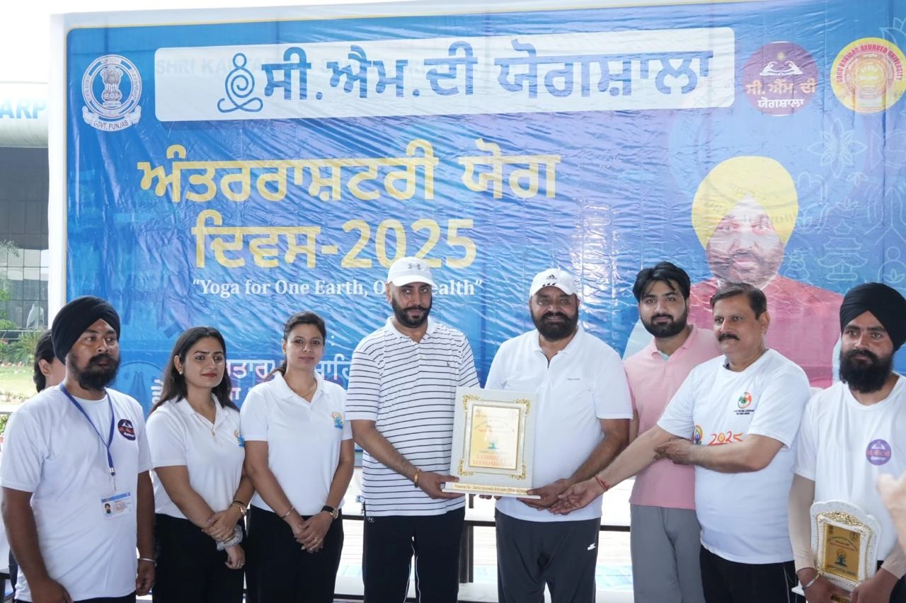 ਅੰਤਰਰਾਸ਼ਟਰੀ ਯੋਗਾ ਦਿਵਸ ਮੌਕੇ ਆਯੂਰਵੈਦਿਕ ਮੈਡੀਕਲ ਅਫ਼ਸਰ ਡਾ. ਪਰਨੀਤ ਕੌਰ ਤੇ ਡਾ. ਅਮਿਤਾ ਸ਼ਰਮਾ ਸਨਮਾਨਿਤ