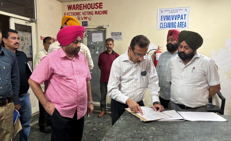 ਵਧੀਕ ਮੁੱਖ ਚੋਣ ਅਫ਼ਸਰ, ਪੰਜਾਬ ਹਰੀਸ਼ ਨਈਅਰ ਵੱਲੋਂ ਗੁਰਦਾਸਪੁਰ ਵਿਖੇ ਵੋਟਿੰਗ ਮਸ਼ੀਨਾਂ ਦੇ ਵੇਅਰਹਾਊਸ ਦਾ ਨਿਰੀਖਣ