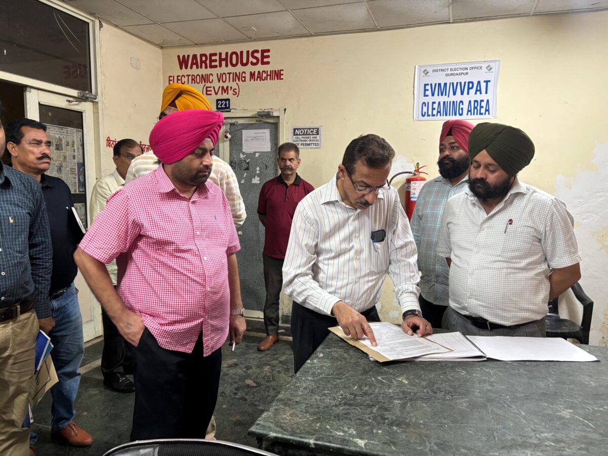 ਵਧੀਕ ਮੁੱਖ ਚੋਣ ਅਫ਼ਸਰ, ਪੰਜਾਬ ਹਰੀਸ਼ ਨਈਅਰ ਵੱਲੋਂ ਗੁਰਦਾਸਪੁਰ ਵਿਖੇ ਵੋਟਿੰਗ ਮਸ਼ੀਨਾਂ ਦੇ ਵੇਅਰਹਾਊਸ ਦਾ ਨਿਰੀਖਣ