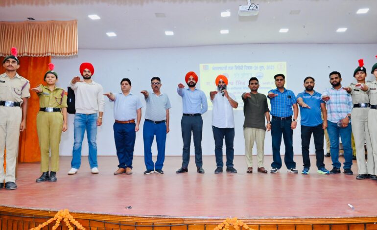 ਅੰਤਰਾਸ਼ਟਰੀ ਨਸ਼ਾ ਵਿਰੋਧੀ ਦਿਵਸ ਮੌਕੇ ਨਸ਼ਾ ਮੁਕਤ ਭਾਰਤ ਅਭਿਆਨ ਤਹਿਤ ਐਸ.ਐਸ.ਐਮ ਕਾਲਜ ਦੀਨਾਨਗਰ ਵਿਖੇ ਜਿਲ੍ਹਾ ਪੱਧਰੀ ਪ੍ਰੋਗਰਾਮ ਕਰਵਾਇਆ ਗਿਆ।