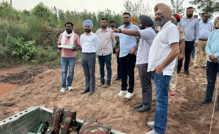 ਡਿਪਟੀ ਕਮਿਸ਼ਨਰ ਦਲਵਿੰਦਰਜੀਤ ਸਿੰਘ ਨੇ ਦਰਿਆ ਰਾਵੀ ਨਾਲ ਲੱਗਦੇ ਇਲਾਕਿਆਂ ਵਿੱਚ ਹੜ੍ਹ ਰੋਕੂ ਪ੍ਰਬੰਧਾਂ ਦਾ ਜਾਇਜਾ ਲਿਆ