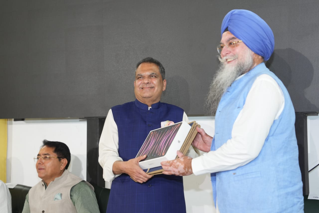 ਪੰਜਾਬ ਵਿਧਾਨ ਸਭਾ ਦੇ ਸਪੀਕਰ ਨੇ ਨਵੇਂ ਚੁਣੇ ਗਏ ਵਿਧਾਇਕ ਸੰਜੀਵ ਅਰੋੜਾ ਨੂੰ ਸਹੁੰ ਚੁਕਾਈ