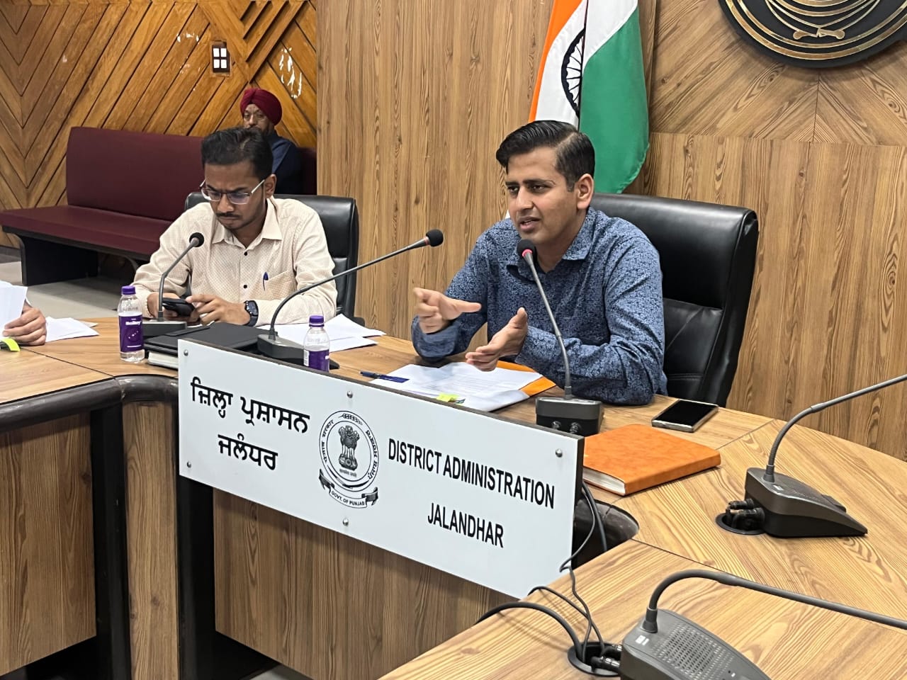 ਡਿਪਟੀ ਕਮਿਸ਼ਨਰ ਹਿਮਾਂਸ਼ੂ ਅਗਰਵਾਲ ਵੱਲੋਂ ਨਿਵੇਸ਼ਕਾਂ ਦੀ ਸਹੂਲਤ ਲਈ ਹੈਲਪਲਾਈਨ ਨੰਬਰ ਦੀ ਸ਼ੁਰੂਆਤ