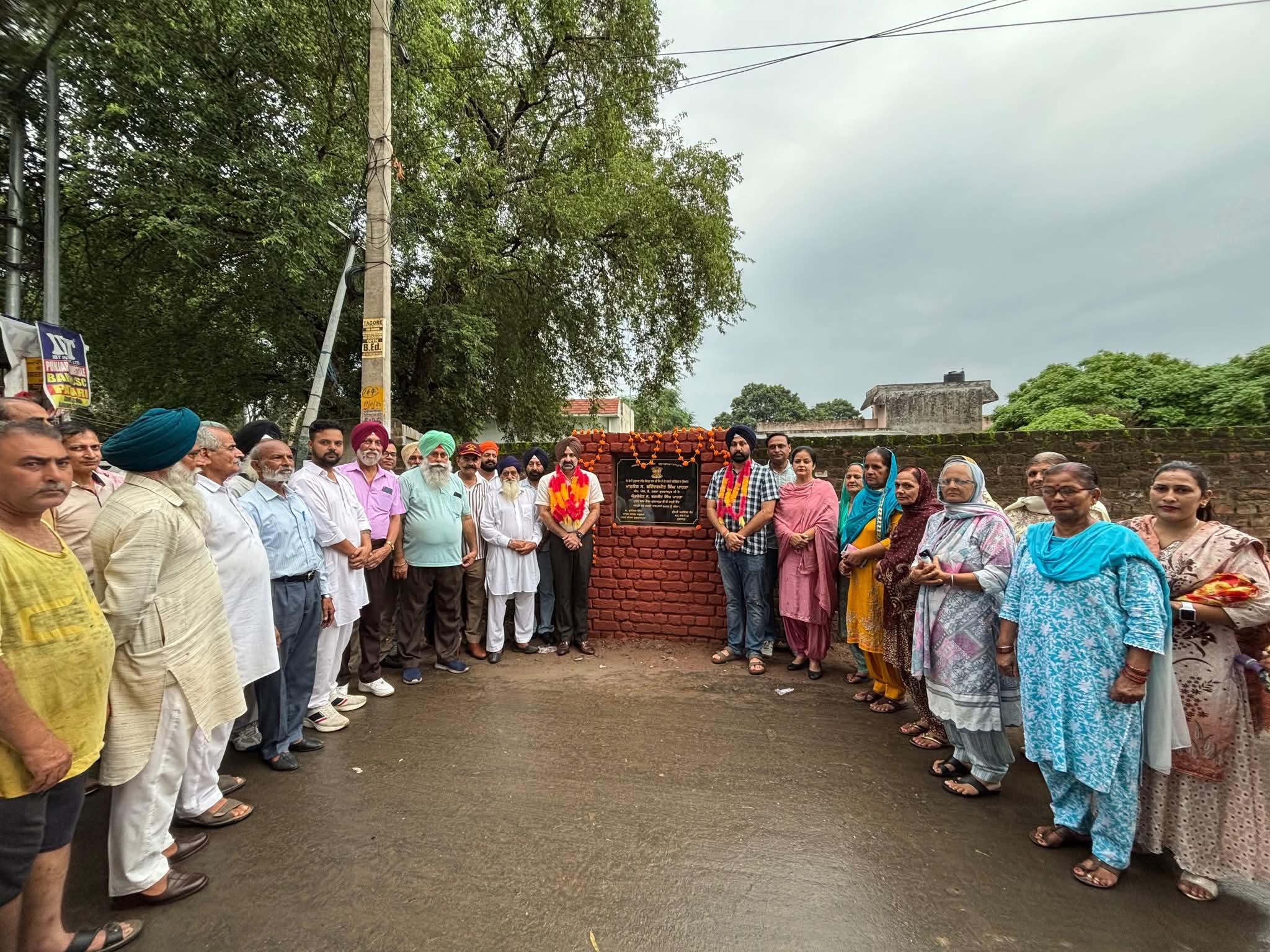 ਵਿਧਾਇਕ ਪਾਹੜਾ ਨੇ 12 ਲੱਖ ਰੁਪਏ ਦੀ ਲਾਗਤ ਨਾਲ ਬਣੀ ਸੜਕ ਦਾ ਕੀਤਾ ਉਦਘਾਟਨ