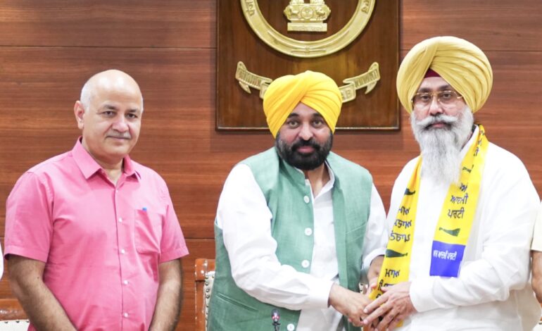 ਸਾਬਕਾ ਵਿਧਾਇਕ ਹਰਮੀਤ ਸਿੰਘ ਸੰਧੂ ਸਾਥੀਆਂ ਸਮੇਤ ‘ਆਪ’ ‘ਚ ਹੋਏ ਸ਼ਾਮਲ, ਮੁੱਖ ਮੰਤਰੀ ਮਾਨ ਨੇ ਕਰਵਾਇਆ ਸ਼ਾਮਲ